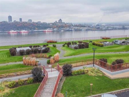 Grand 4 1/2 - Vue sur le fleuve et le Château Frontenac - 1225 pc