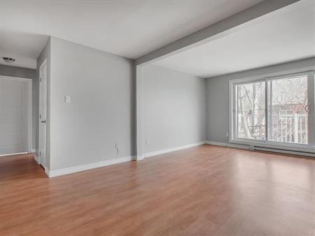 logement 5 1/2 au RC avec cour privée, cabanon et 2 stationnements, 3 chambres à coucher, Duvernay, Laval