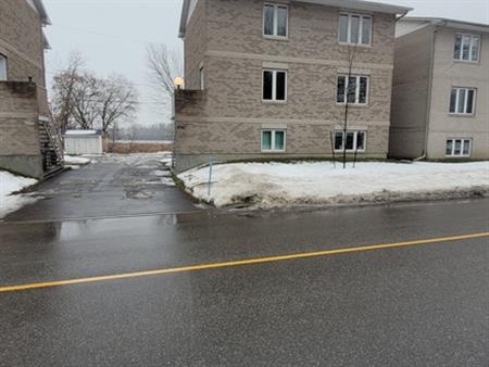 Grand 4 1/2 Sans Voisin Arrière