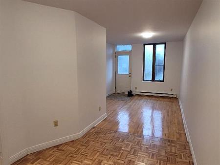 À louer – 3 ½ (chambre ouverte) au Plateau-Mont-Royal – 1 290 $/mois – Disponible maintenant; For Rent – 3½ (open room) in Pl