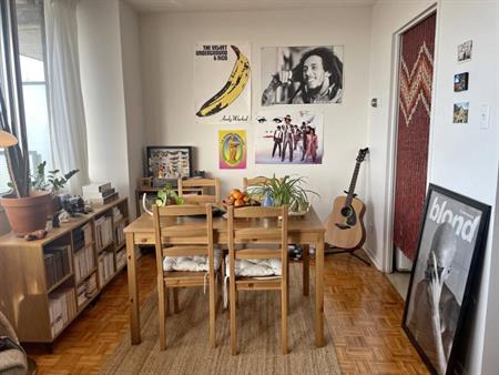 Grand studio 1 1/2 (498 pi2) - libre dès 1er mai (Cession de Bail)