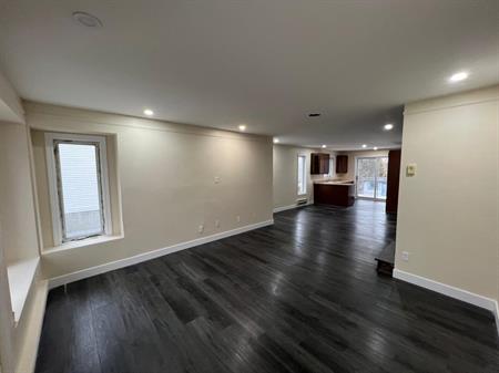 5 ½ entièrement rénové sur 2 niveaux – Quartier paisible – 2 stationnements – Disponible maintenant Situé au 611 rue Gérard-P