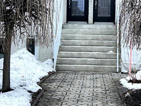 Condo en Beton 4 1/2 semi-meublé