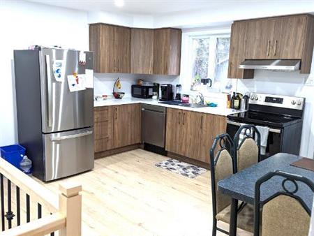 5 ½ sur 2 étages – Entièrement Rénové – Disponible Juillet 2026