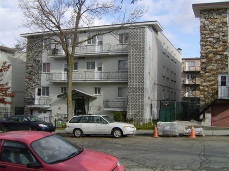 Grand 4 1/2 Au 3e étage Avec Balcon