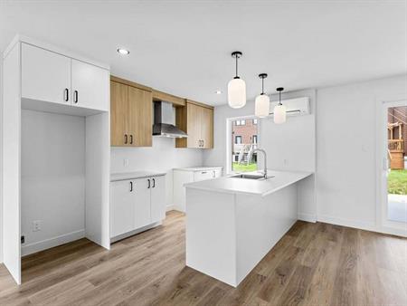 Superbe 4 ½ Sur 2 étages à Louer