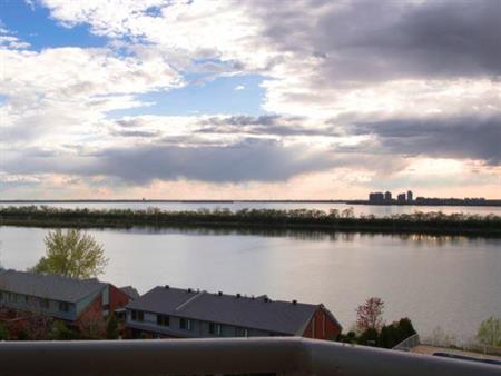 Condo 100% rénové, vue sur fleuve, électos, garage clim. piscine