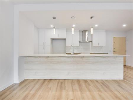 Grand 4.5 de 1343 pi.2 disponible 1er juillet