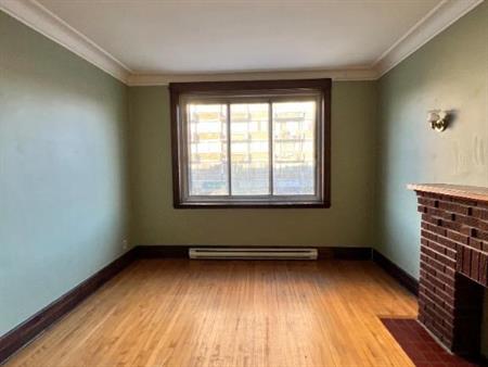 Grand 6½ à NDG, seulement 2 minutes du métro Villa-Maria, près des centres d'achats, " disponible immédiatement "