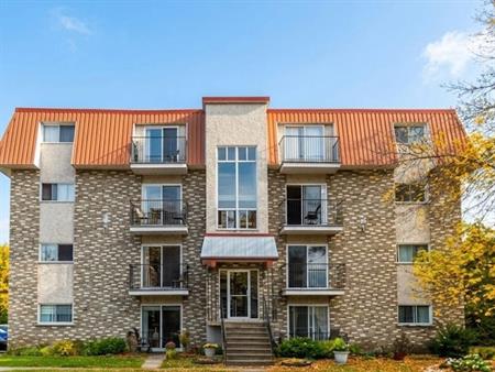 BEAU 3 1/2 | CHAUFFAGE-EAU CHAUDE|