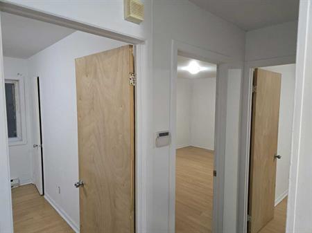 Grand 5 1/2 LIBRE AU 3E PARKING, WIFI ++