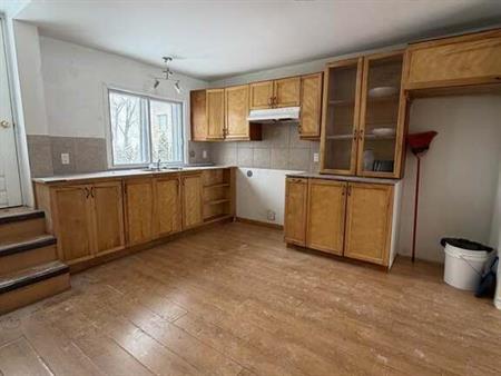 4½ + Grenier $1750.00 Avec Stationnement