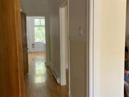 Rez-de-chaussée 4 1/2 à deux minutes à pied d’un métro