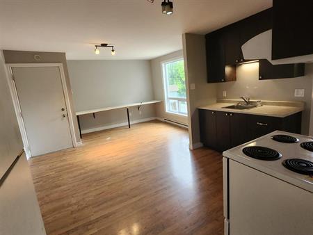 Immeuble - 101 7e Avenue Sud 3½ à Louer - Richmond