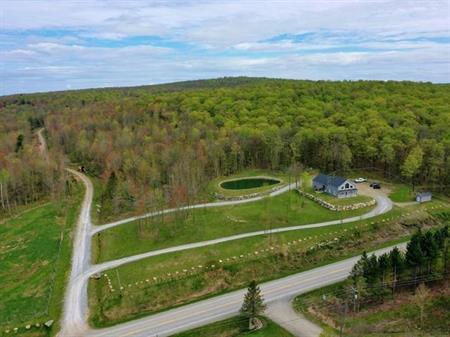 Stoke (Estrie):Domaine acéricole de 98 acres, érablière 4959 entailles, contingent 18899 lb incluant location, cabane équipée