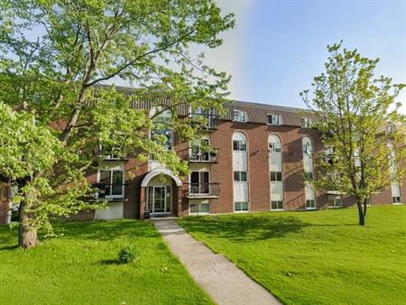 BEAU 4 ½| INTERNET-EAU CHAUDE|EN PROMO