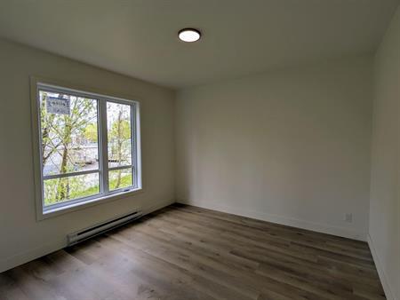 Immeuble - 14 Rue Allen Est, Waterloo 4 Et Demi Neuf - Waterloo