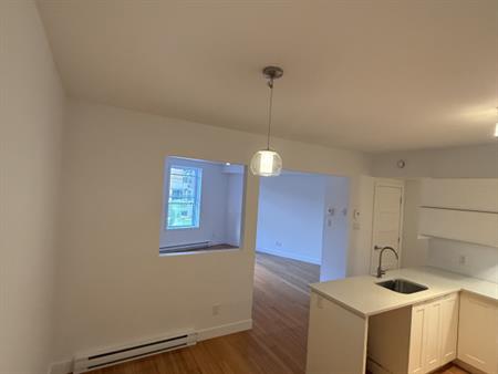 Superbe 4 1/2 Deux Chambres Fermées