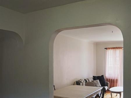 Superbe 4 ½ Rénové Avec Grandes Fenêtres