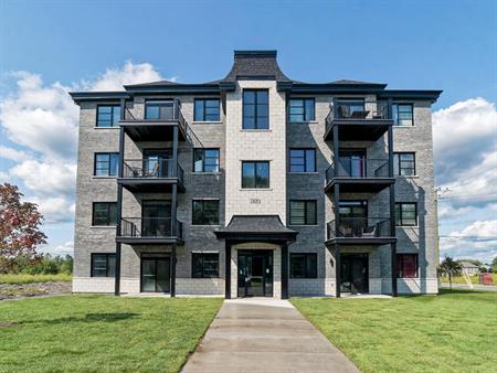 PLUSIEURS 4 1/2 - PLAFONDS 9 PIEDS - ASCENSEUR - DIPOSNIBLES IMMÉDIATEMENT OU JUILLET