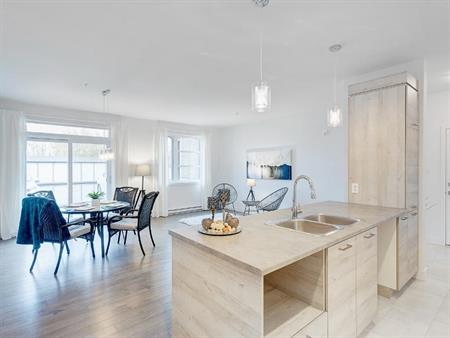 MAGNIFIQUES 4 1/2 - LIBRE IMMÉDIATEMENT OU JUILLET - ASCENSEUR