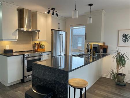 LUXUEUX CONDO 4 ½ - dernière étage (3e)+ GARAGE + Remise – 2050$