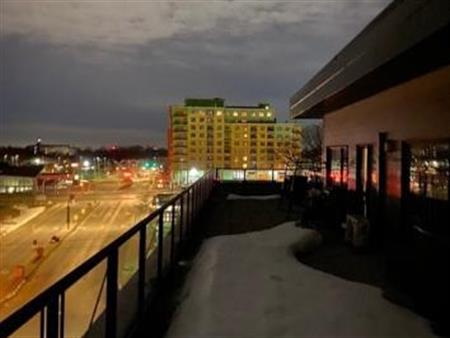 Beau et unique 4 1/2 propre en son genre avec grande terrasse privée+parking interne plus borne de recharge pour auto électri