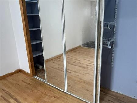 Très grand logement à louer sur deux étages dans un triplex au bord de l'eau