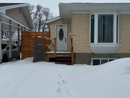 Très grand 3 1/2 sur deux étages, secteur ste-odile près du centre Vidéotron et tous les services.