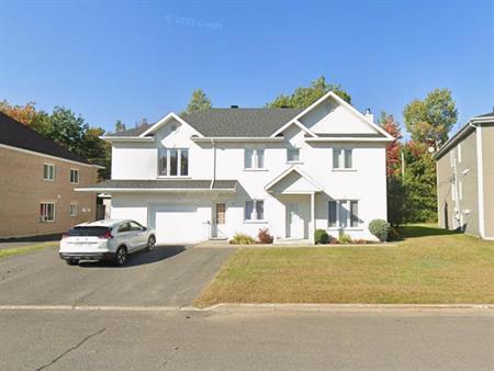 Grand logement avec garage et terrain