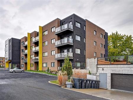 Superbe Unité De Coin Très Lumineux Au 4iem étages Ascenseur !