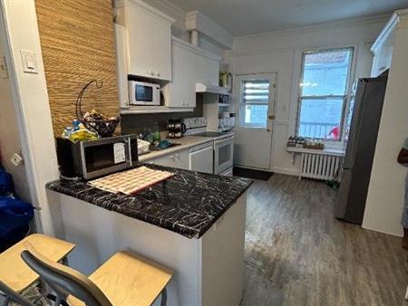 Très GRAND 8 ½ style CONDO entrée indépendante PREMIER étage