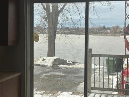 Très grand logement à louer sur deux étages dans un triplex au bord de l'eau