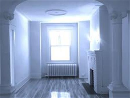 Beautiful & luminous upper duplex NDG: 6 and half + den. Volumes & details of the 1930s. 500m from the Villa-Maria metro stat