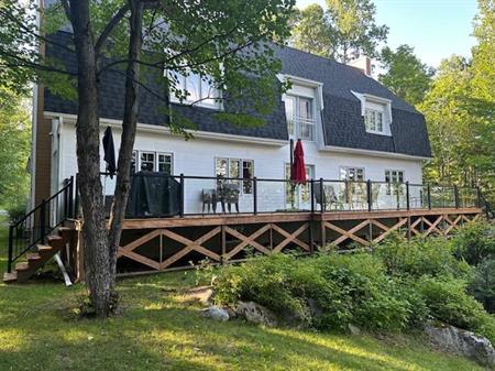 Superbe Propriété au bord de l'eau ds les Laurentides