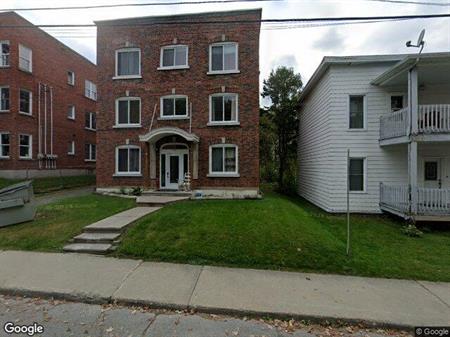 1 CH - 1 SDB - Sherbrooke - $850 /mo