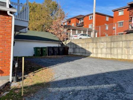 Joli 11/2 devant un parc