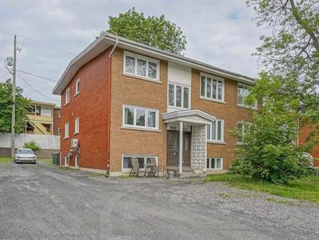Appartement de 2 chambres et 1 salle de bain (4 1/2) à louer