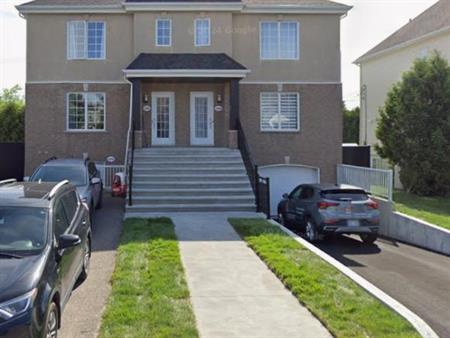 71/2 * Secteur Bellefeuille * Garage * Cours * Rangements exceptionnels * Tout Rénové * Maison * Triplex * Très lumineux * Ca