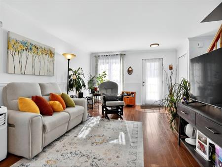 4 1/2 STYLE MAISON DE VILLE SUR 2 ÉTAGE