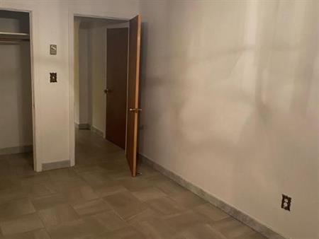 Grand 2 1/2 propre à louer dans Saint-Léonard