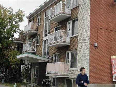 Beau 4 1/2 pour le 1er août, ROSEMONT. chauffage ,eau chaude inclus.