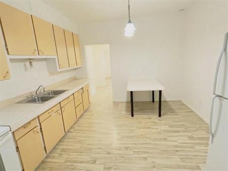 Immeuble - 826-836 Short/901-909 Courcelette Grand 5 1/2 à Louer