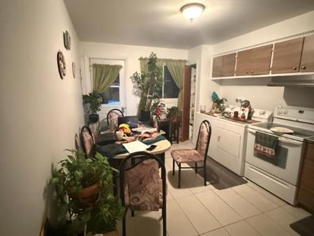 Magnifique 4 ½ au 1975 avenue Albert-Murphy à Laval, situé dans un quartier tranquille et recherché, proche de tous les servi