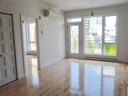 Superbe condo 3 1/2 avec Garage inclus - MONTREAL- VILLE-MARIE, à une minute du CHUM, construction récente