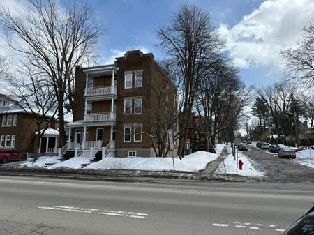 6 ½ | COUR | STATIONNEMENT – QUARTIER MONTCALM