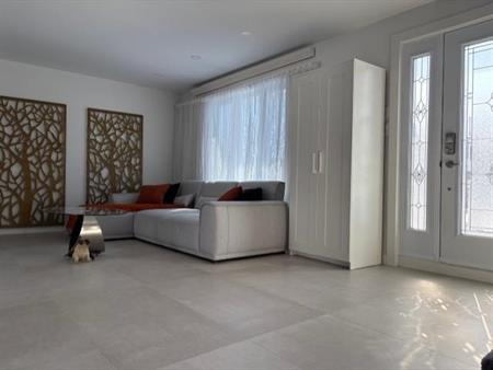 Maison rénovée ensoleillée avec grande cour