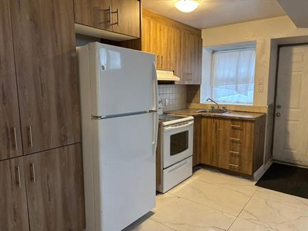 Logement 3 1/2 avec 2 stationnements exterieurs