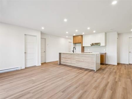 3 CH - 1 SDB - Huntingdon - $1,350 /mo