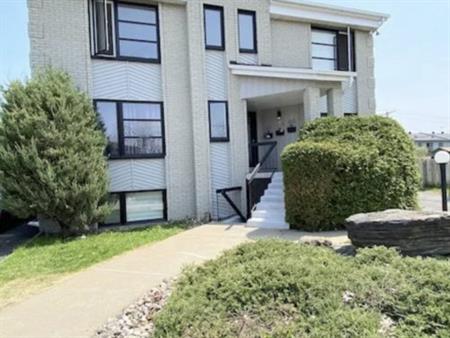 Très Grand 3 1/2 Style Condo +1 Espace à Bureau (télétravail) à Ste Thérèse